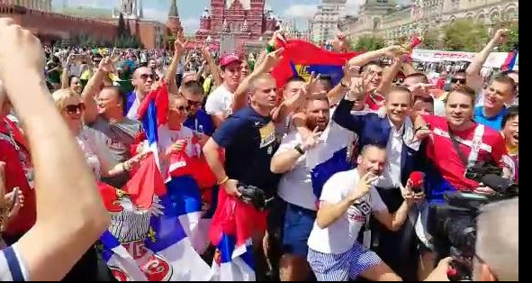 (FOTO/VIDEO) DAJTE BRAZIL DA SE IGRAMOOOOO! Trese se Moskva zbog srpskih navijača!
